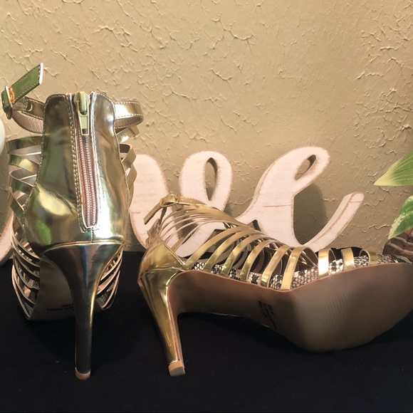 Gold strappy heels to bring out wow of the outfit - Picture 7 of 7